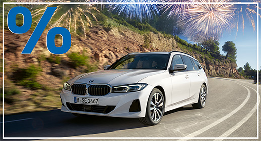 In einer urbanen Szene parkt ein leuchtend gelber MINI Cooper mit weißem Dach vor einer historischen Backsteinfassade mit kunstvollen Rundbogenfenstern. Eine Frau mit langen blonden Haaren, bekleidet mit einem schwarzen Blazer und hellen Jeans, steht an der Fahrerseite und öffnet gerade die Tür. Das Bild vermittelt ein Gefühl von modernem Lifestyle und der Sicherheit, die der Service MINI Proactive Care von Rhein BMW bietet. Dieser Dienst überwacht den Fahrzeugzustand rund um die Uhr und bietet bei Bedarf automatische Terminvorschläge oder Hilfe aus der Ferne an, damit technische Probleme den Fahrer nicht ausbremsen.