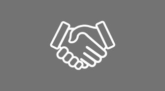 Handschlag-Symbol, weiß auf grauem Hintergrund. Symbolisiert Einigkeit, Vereinbarung, Partnerschaft oder Geschäftsabschluss.