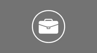 Aktenkoffer-Symbol, weiß in einem weißen Kreis auf grauem Hintergrund. Symbolisiert Business, Karriere, Arbeit oder eine Geschäftstätigkeit