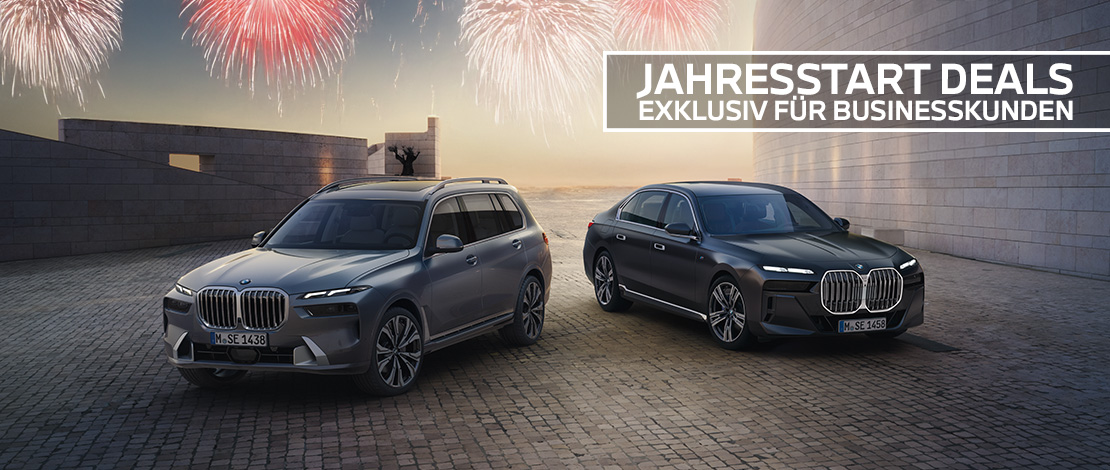 Das Werbebanner präsentiert einen BMW X7 und eine BMW 7er Limousine in einer luxuriösen Abenddämmerung. Die beiden eleganten Fahrzeuge in dunklen Grautönen stehen auf einem weitläufigen Platz mit Kopfsteinpflaster, umgeben von einer minimalistischen, hellen Steinarchitektur. Der Himmel im Hintergrund ist in warmes Gold und kühles Blau getaucht und wird von großen, leuchtend roten Feuerwerksexplosionen erhellt, die eine festliche Neujahrsstimmung erzeugen. In der oberen rechten Ecke befindet sich ein markanter Textblock mit der Aufschrift: „JAHRESSTART DEALS – EXKLUSIV FÜR BUSINESSKUNDEN“. Das Bild vermittelt durch die Kombination aus High-End-Fahrzeugen und der feierlichen Kulisse einen sehr exklusiven und professionellen Eindruck.