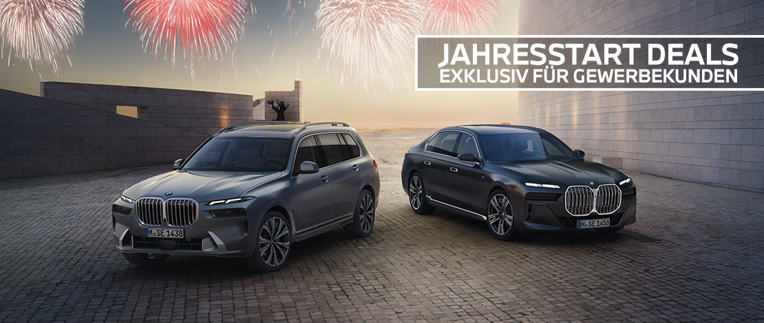 Dieses Werbebanner zeigt einen BMW X7 und eine BMW 7er Limousine in einer edlen, abendlichen Kulisse. Die beiden dunkelgrauen Luxusfahrzeuge stehen auf einem weitläufigen Pflasterplatz vor einer modernen, hellen Steinarchitektur. Am dämmernden Himmel leuchten festliche rote Feuerwerke, die eine feierliche Neujahrsstimmung erzeugen. In der oberen rechten Ecke steht in klarer weißer Schrift die Botschaft: „JAHRESSTART DEALS – EXKLUSIV FÜR GEWERBEKUNDEN“. Das gesamte Bild wirkt durch das Zusammenspiel von goldenem Licht, moderner Eleganz und den massiven, beleuchteten Frontpartien der Autos sehr exklusiv und einladend.
