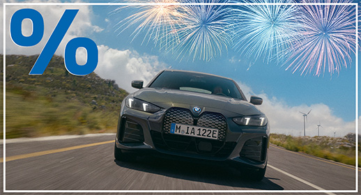  Hier ist die Beschreibung für das siebte Bild der Serie im kurzen Fließtext:  Diese Werbegrafik zeigt einen modernen, dunkelgrauen BMW i4, der dynamisch auf einer Landstraße durch eine hügelige Küstenlandschaft fährt. Die Kamera ist tief positioniert und blickt von vorne auf das vollelektrische Gran Coupé, was die markante Frontpartie und die sportliche Präsenz unterstreicht. Im Hintergrund sind sanfte Hügel, spärliche Vegetation und Windräder unter einem strahlend blauen Himmel mit lockeren Wolken zu sehen.  Der obere rechte Bildbereich wird von mehreren großflächigen, leuchtenden Feuerwerken in Blau- und Goldtönen ausgefüllt. Wie bei allen Motiven dieser Kampagne vervollständigen das große blaue Prozentzeichen oben links und der schmale weiße Außenrahmen das festliche Design zum Jahresstart.