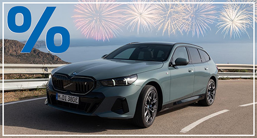  Hier ist die Beschreibung für das sechste Bild der Serie:  Diese Werbegrafik zeigt einen modernen BMW i5 Touring in einem eleganten Salbeigrün, der auf einer Küstenstraße parkt. Das vollelektrische Kombi-Modell ist schräg von vorne abgelichtet, wodurch die sportliche Front mit den dunklen Akzenten und die fließende Silhouette des Hecks betont werden. Im Hintergrund erstreckt sich eine ruhige Meeresbucht unter einem hellen Dämmerungshimmel, flankiert von kargen Küstenfelsen.  Der obere Bildrand wird von einer Reihe goldener und weißer Feuerwerksexplosionen geschmückt, die über dem Horizont erstrahlen. Das für die Aktionsserie typische große blaue Prozentzeichen oben links sowie der schmale weiße Rahmen runden das Design ab.