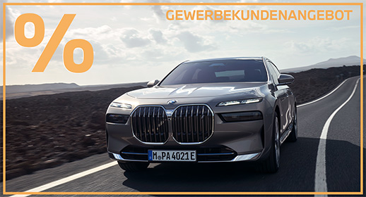 Ein bronzemetallic-farbener BMW i7 mit dem Kennzeichen „M PA 4021 E“ fährt durch eine weite, dunkle Vulkanlandschaft direkt auf den Betrachter zu. Der orangefarbene Rahmen mit dem Prozentzeichen rahmt die luxuriöse Limousine ein, deren massiver Doppelkühlergrill und extrem schmale Lichtelemente im Tageslicht glänzen. Die karge Umgebung verschwimmt in einer Geschwindigkeit, die die souveräne Dynamik des Wagens betont.