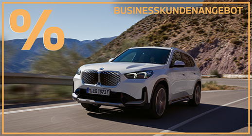 Das Bild zeigt eine professionelle Werbegrafik für ein Fahrzeugangebot. Im Zentrum steht ein weißer BMW iX1, der dynamisch auf einer asphaltierten Bergstraße vor einer sonnigen, kargen Hügellandschaft fährt. Die gesamte Szene wird von einem schmalen, orangefarbenen Rahmen eingefasst. In der oberen linken Ecke ist ein großes, auffälliges Prozentzeichen in hellem Orange platziert, während in der oberen rechten Ecke der Begriff „BUSINESSKUNDENANGEBOT“ in orangefarbenen Großbuchstaben steht. Das Motiv wirkt modern und richtet sich gezielt an gewerbliche Nutzer im Business-Sektor.