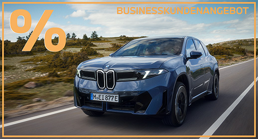 Dieses Werbebanner zeigt einen blauen BMW iX3 in einer dynamischen Dreiviertel-Ansicht von vorne, während er eine leicht kurvige Landstraße befährt. Das Fahrzeug mit dem Kennzeichen „M EI 877E“ fällt durch seine moderne, teils geschlossene Frontpartie auf, die typisch für die Elektroflotte ist. Die Straße führt durch eine weite, hügelige Graslandschaft unter einem hellen Himmel mit lockeren Wolken. Das Design ist einheitlich gehalten: Ein schmaler orangefarbener Rahmen umschließt das Motiv, ergänzt durch das große Prozentzeichen oben links und den orangefarbenen Schriftzug „BUSINESSKUNDENANGEBOT“ in der oberen rechten Ecke.