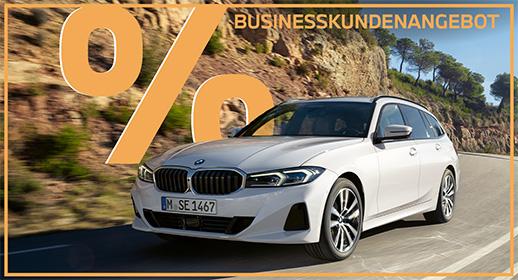Das Bild zeigt einen weißen BMW 3er Touring, der auf einer kurvigen Straße fährt. Im oberen Teil des Bildes steht der Text „GEWERBEKUNDENANGEBOT“, und links ist ein großes, oranges Prozentsymbol zu sehen. Das gesamte Bild hat einen orangefarbenen Rahmen.