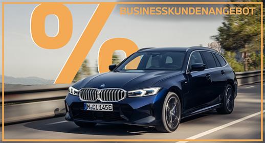 Das Bild zeigt einen dunkelblauen BMW 3er Touring Hybrid auf einer Straße. Oben steht der Text „GEWERBEKUNDENANGEBOT“ und links ein großes, oranges Prozentsymbol. Ein orangefarbener Rahmen umgibt das gesamte Bild.