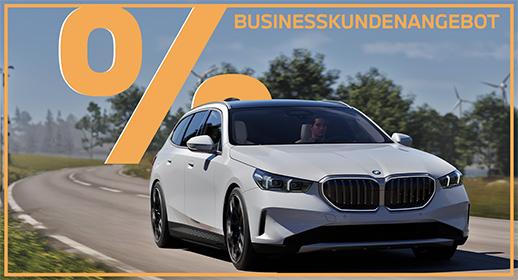 Das Bild zeigt einen weißen BMW 5er Touring auf einer Straße, die an einem bewaldeten Hang entlangführt. Im Hintergrund sind Windräder zu sehen. Oben steht der Text „GEWERBEKUNDENANGEBOT“ und links ein großes, oranges Prozentsymbol. Ein orangefarbener Rahmen umgibt das gesamte Bild.