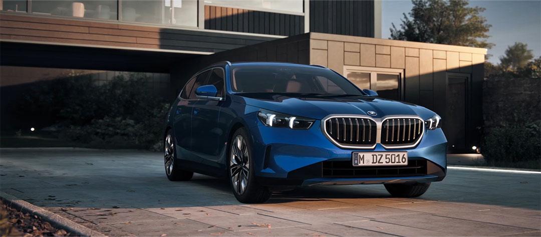 BMW 5er Touring Aktionsdeal Dunkelblaues BMW X1 SUV parkt auf einer Einfahrt vor einem modernen Wohnhaus mit Holz- und dunkler Fassade. Das Bild zeigt das Fahrzeug in einer ansprechenden Alltagsumgebung.