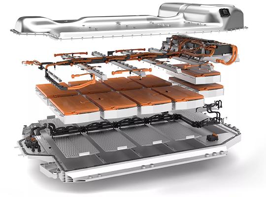 Eine Explosionszeichnung zeigt die detaillierte Schichtstruktur eines großen Elektroauto-Akkupacks, bestehend aus Zellen, Verkabelung und Gehäuse.