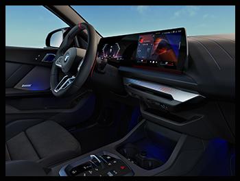 Das Interieur des BMW M235 xDrive Gran Coupé überzeugt mit einem fahrerorientierten BMW Curved Display, sportlichen Sitzen mit integrierten Kopfstützen und hochwertigen M-Akzenten.