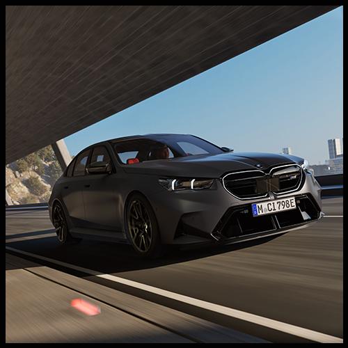 In dieser dynamischen Aufnahme der BMW M5 Limousine kommen die kraftvolle Seitenlinie, das Carbondach und die sportliche Präsenz der Performance-Limousine besonders gut zur Geltung.