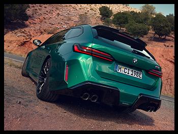 Die Rückansicht des BMW M5 Touring betont das breite Heck des Performance-Kombis mit vier schwarzen Endrohren, einem markanten Diffusor und dem M5-Schriftzug an der Heckklappe.