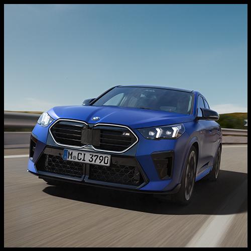 Eine tiefe Ansicht der aggressiven Front mit beleuchteter Nierenkontur und den charakteristischen Scheinwerfern eines BMW X2 M35i.