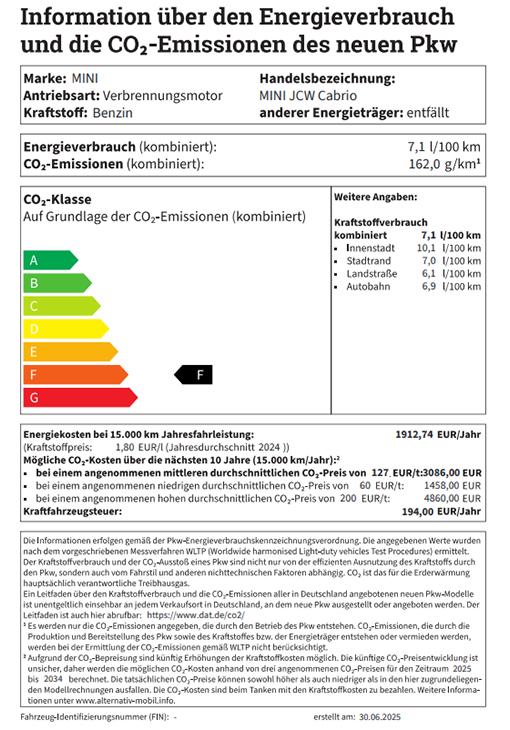 Energielabel und Verbrauchswerte des MINI JCW Cabrio Ein Energielabel und Informationen zum Kraftstoffverbrauch und den CO2-Emissionen eines neuen MINI JCW Cabrio Pkw. Der kombinierte Energieverbrauch beträgt 7,1 l/100 km, die kombinierten CO2-Emissionen 162,0 g/km. Die CO2-Effizienzklasse ist F. Eine Tabelle zeigt detaillierte Verbrauchsangaben für den innerstädtischen, Stadtrand-, Landstraßen- und Autobahnverkehr. Zudem werden die möglichen CO2-Kosten über die nächsten 10 Jahre bei verschiedenen angenommenen Kraftstoffpreisen aufgeführt.