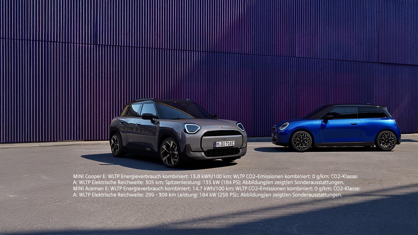 Zwei elektrische Mini-Fahrzeuge stehen auf einem asphaltierten Platz vor einer dunkelvioletten, geriffelten Wand. Links steht ein grauer MINI Cooper E und rechts ein blauer MINI Aceman E. Beide Fahrzeuge sind moderne, kompakte Elektroautos. Unter dem Bild sind technische Spezifikationen und Verbrauchsdaten der Fahrzeuge auf Deutsch aufgelistet.