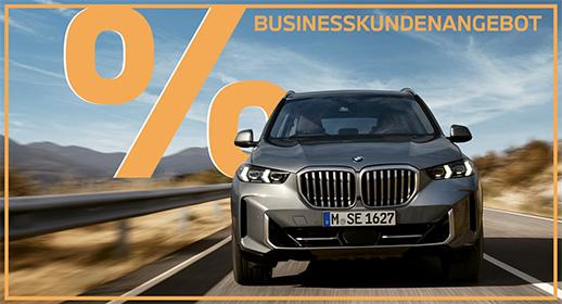 Das Bild zeigt einen grauen BMW X5, der auf einer Straße fährt. Im oberen Teil des Bildes steht der Text „GEWERBEKUNDENANGEBOT“ und auf der linken Seite ist ein großes, oranges Prozentsymbol zu sehen. Ein orangefarbener Rahmen umgibt das gesamte Bild.
