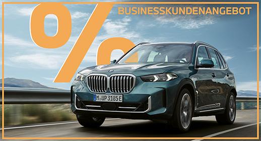 Das Bild zeigt einen graugrünen BMW X5 Hybrid, der auf einer Straße fährt. Im oberen Teil des Bildes steht der Text „GEWERBEKUNDENANGEBOT“ und auf der linken Seite ist ein großes, oranges Prozentsymbol zu sehen. Ein orangefarbener Rahmen umgibt das gesamte Bild.