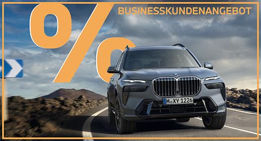 Das Bild zeigt einen grauen BMW X7, der auf einer Straße fährt. Oben im Bild steht der Text „GEWERBEKUNDENANGEBOT“ und links ein großes, oranges Prozentsymbol zu sehen. Ein orangefarbener Rahmen umgibt das gesamte Bild.