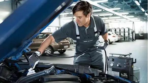 BMW Bremsflüssigkeit - Austausch BMW Bremsflüssigkeit - Austausch