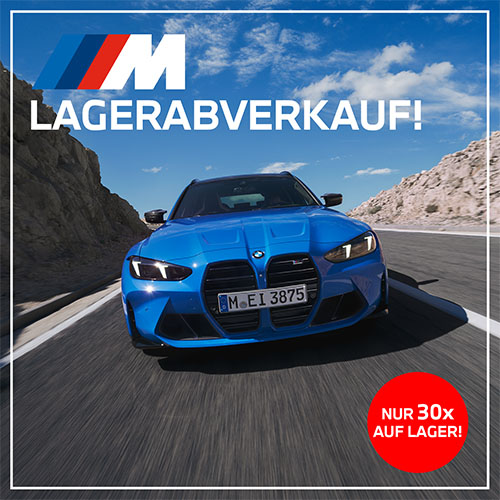 Werbebanner von BMW M zum Lagerabverkauf. Ein sportlicher, blauer BMW M3 oder M4 fährt dynamisch auf einer asphaltierten Straße durch eine felsige Wüstenlandschaft unter blauem Himmel. Oben links prallt das farbige BMW M Logo mit dem großen weißen Text „LAGERABVERKAUF!“. Unten rechts signalisiert ein auffälliger roter Kreis mit weißer Schrift: „NUR 30x AUF LAGER!“. Das gesamte Bild ist von einem dünnen weißen Rahmen umgeben.