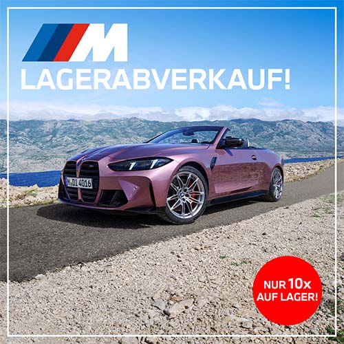 Werbebanner von BMW M zum Lagerabverkauf. Ein metallic-rosafarbenes BMW M4 Cabrio steht auf einer schmalen Asphaltstraße inmitten einer steinigen Küstenlandschaft. Im Hintergrund sind das blaue Meer und eine felsige Bergkette unter leicht bewölktem Himmel zu sehen. Oben links befindet sich das farbige BMW M Logo mit dem großen weißen Text „LAGERABVERKAUF!“. Unten rechts ist ein auffälliger roter Kreis mit der weißen Aufschrift „NUR 10x AUF LAGER!“ platziert. Ein dünner weißer Rahmen umschließt das gesamte Motiv.