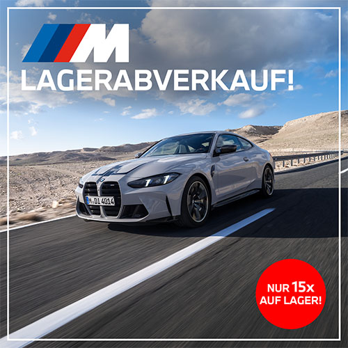 Werbebanner von BMW M zum Lagerabverkauf. Ein graues BMW M4 Coupé fährt dynamisch auf einer asphaltierten Landstraße durch eine karge, hügelige Landschaft unter leicht bewölktem Himmel. Oben links befindet sich das farbige BMW M Logo mit dem großen weißen Text „LAGERABVERKAUF!“. Unten rechts ist ein auffälliger roter Kreis mit der weißen Aufschrift „NUR 15x AUF LAGER!“ platziert. Ein dünner weißer Rahmen umschließt das gesamte Motiv.
