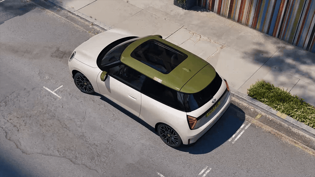 Aus der Vogelperspektive zeigt diese Animation einen geparkten, cremeweißen MINI Cooper mit grünem Dach, der sich durch eine fließende Welle in das bunt gestreifte Paul-Smith-Design verwandelt. Das farbenfrohe Muster spiegelt dabei perfekt die gestreifte Wand im Hintergrund wider, mit der das Auto für einen Moment optisch verschmilzt.