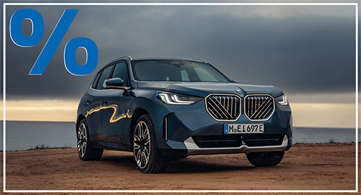 Werbebanner mit einem großen blauen Prozentzeichen oben links: Ein dunkelblauer BMW X3 30e (Plug-in-Hybrid) steht auf sandigem Boden an einer Küste vor dem Meer unter einem bewölkten Himmel