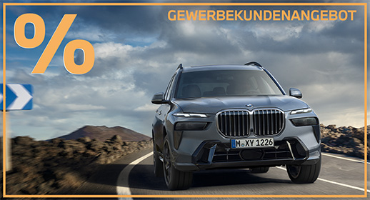 Ein dunkelgrauer BMW X7 fährt durch eine raue, vulkanische Landschaft mit dunklem Gestein. Eingefasst in den typischen orangefarbenen Angebotsrahmen mit Prozentzeichen, betont das kühle Licht die massive Chrom-Front und die extrem schmalen LED-Scheinwerfer. Die starke Bewegungsunschärfe unterstreicht die imposante und souveräne Präsenz des Luxus-SUVs.